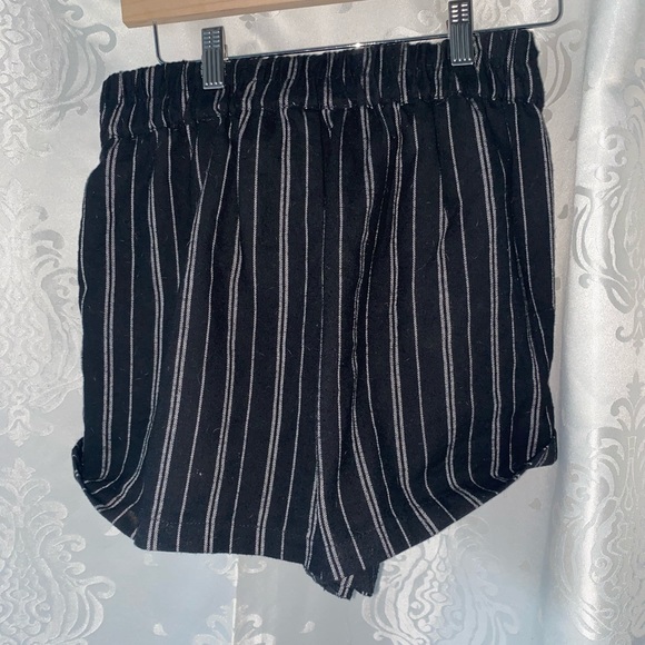 ardene medium black and white paper bag shorts 🖤 - Picture 3 of 4